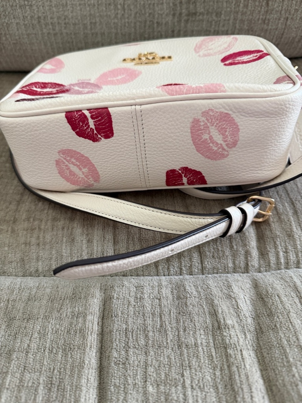 Coach Cream Jamie grained, leather Crossbody with Pink & Red Lip Print - Picture 8 of 9